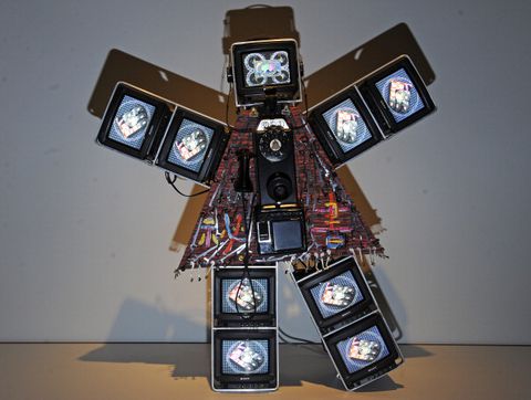 Visita durante la instalación del próximo espectáculo del Museo de Arte de Denver, "Blink!" en el edificio Hamilton el martes 8 de marzo de 2011. La videoescultura de Nam June Paik, "Señora secretaria, bilingüe, viajará ..." Cyrus McCrimmon, The Denver Post