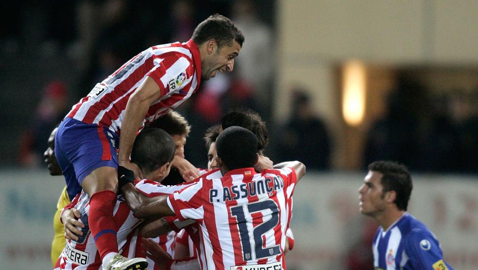 Simao celebrando un gol