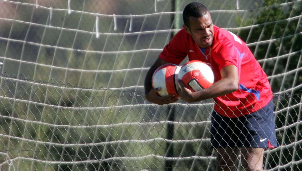 At.Madrid. Stage de pretemporada en Los Ángeles de San Rafael. Costinha recoje balones.