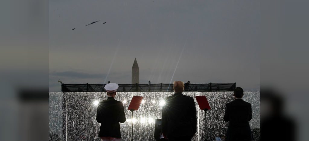 Con desfile aéreo y la promesa de plantar la bandera estadounidense en Marte, Trump celebra el Día de la Independencia de EU