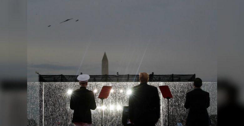 Con desfile aéreo y la promesa de plantar la bandera estadounidense en Marte, Trump celebra el Día de la Independencia de EU