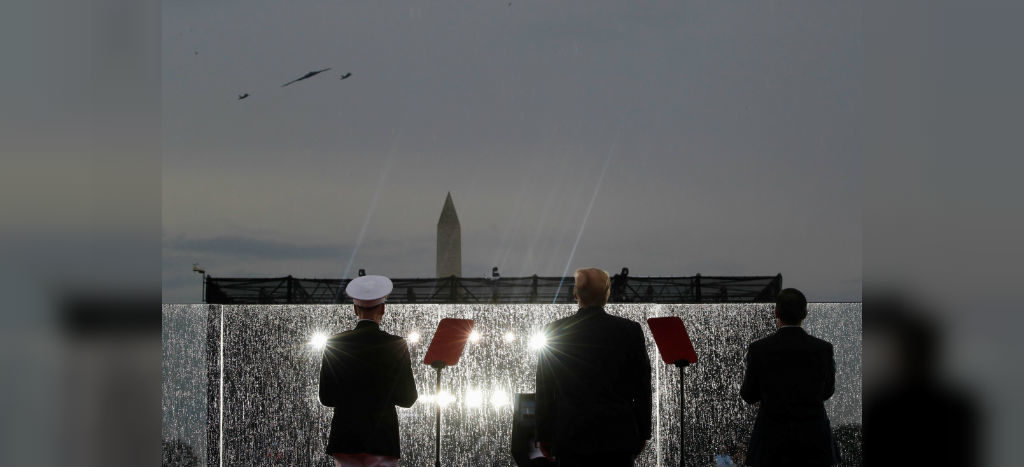 Con desfile aéreo y la promesa de plantar la bandera estadounidense en Marte, Trump celebra el Día de la Independencia de EU