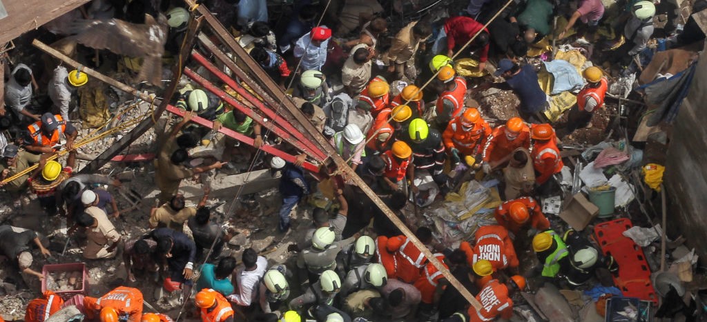 Mueren 12 personas tras colapsar viejo edificio en la India