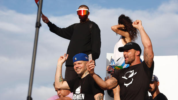 Ricky Martin y Bad Bunny con el rostro cubierto exigen renuncia del gobernador de PR