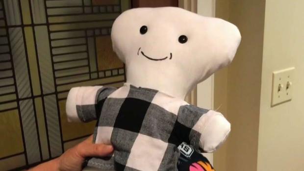 [TLMD - SA] Pareja de SA cose muñecas para niños migrantes