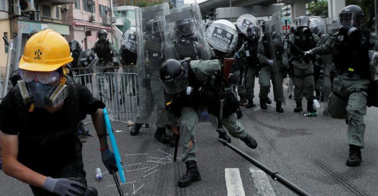 Miles de personas salen nuevamente a las calles en Hong Kong; policía antimotines lanza gas lacrimógeno