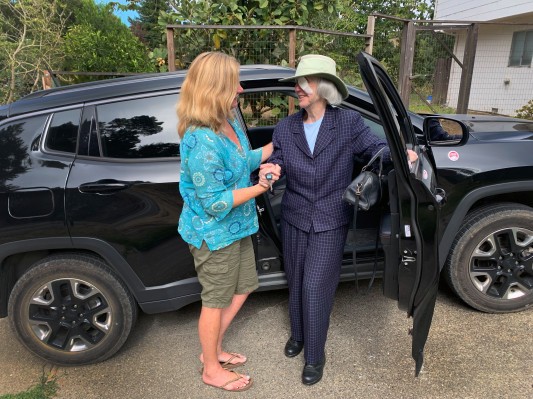 Adelante recauda $ 1.5 millones para ofrecer viajes de ida y vuelta a adultos mayores que necesitan asistencia