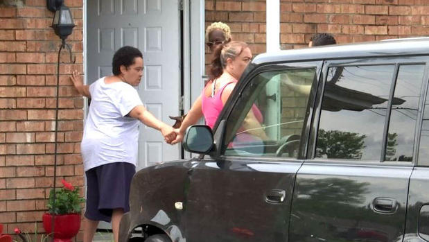 Vecinos forman cadena humana para evitar arresto de ICE