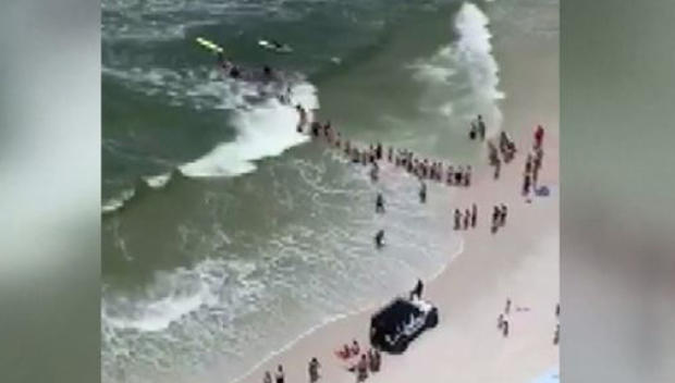 Cadena humana: arriesgan su vida para salvar a nadadores atrapados