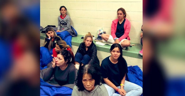 Denuncian legisladores hacinamiento y malas condiciones de centros de detención para migrantes en Texas