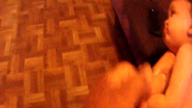 [TLMD - McAllen] Impresionante: Policía salva a bebé de ahogarse