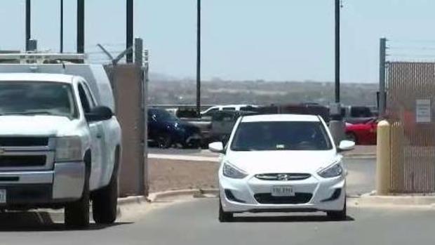 Cientos de niños migrantes son llevados a un refugio