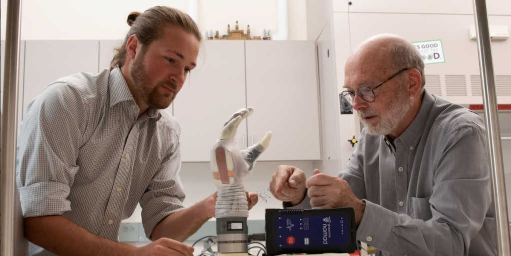 El brazo robótico inspirado en Star Wars que da a los amputados un sentido de tacto