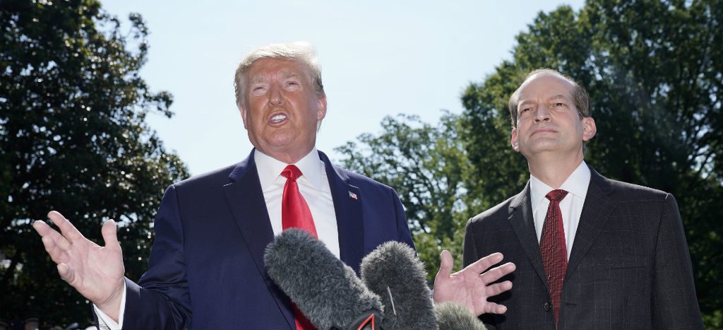 El secretario de Trabajo de EU renuncia tras críticas por su papel en el caso Epstein