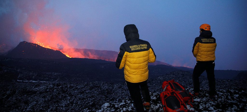 El volcán Etna, al este de Sicilia, entra de nuevo en erupción