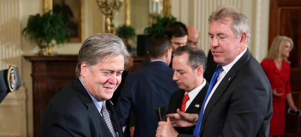 Embajador de Reino Unido en EU renuncia tras filtración de sus informes críticos contra Trump