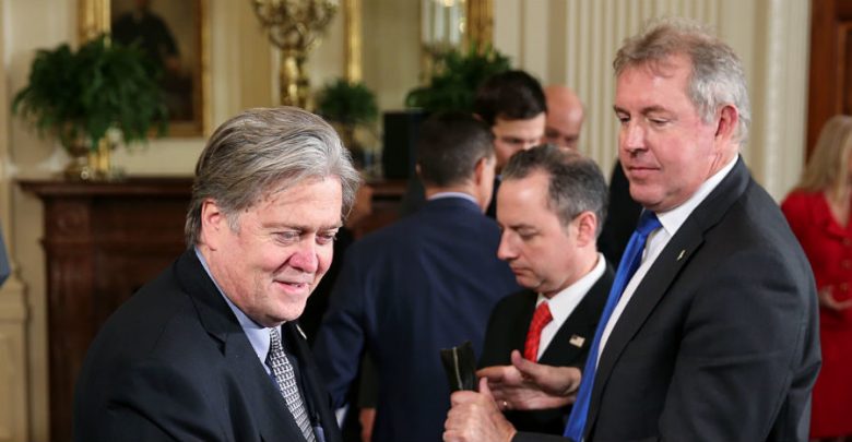 Embajador de Reino Unido en EU renuncia tras filtración de sus informes críticos contra Trump