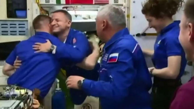 A 230 millas de la Tierra: los increíbles abrazos en el espacio