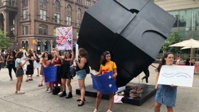 Las empresas de tecnología sexual y sus defensores protestan por los estándares de publicidad injustos fuera de la sede de NY en Facebook