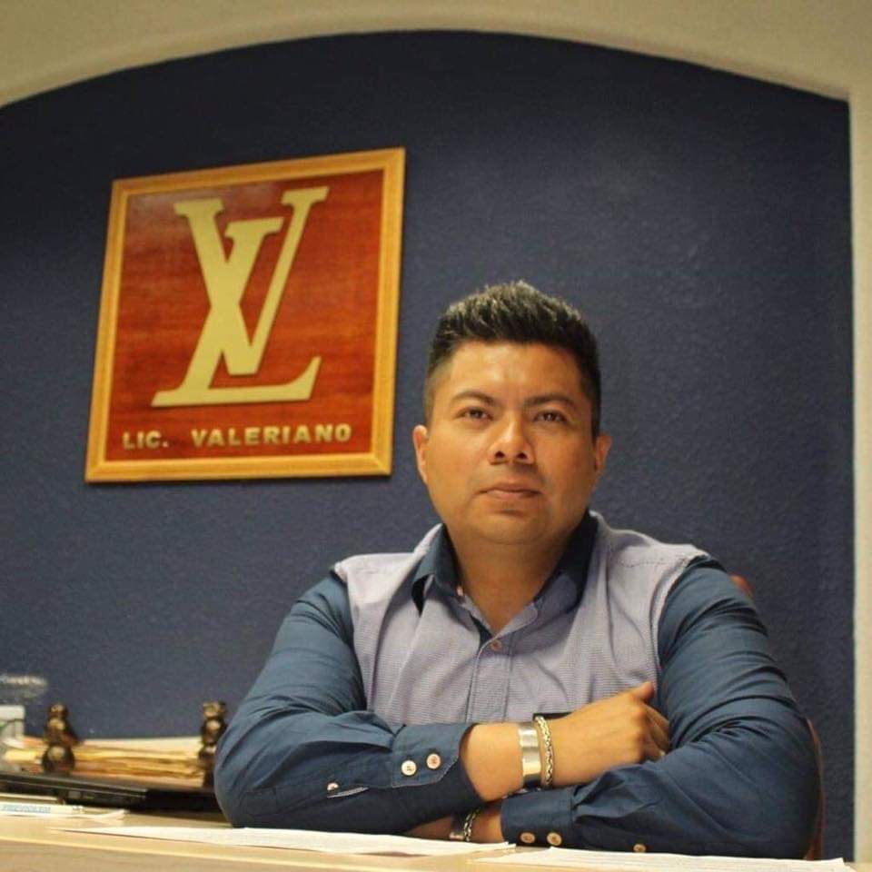 Licenciado Valeriano usa logo de Louis Vuitton en su firma y explotan MEMES en redes sociales