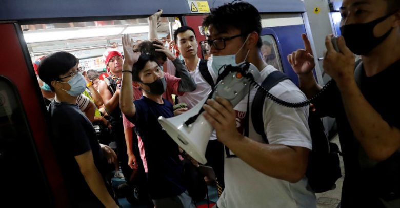 Manifestantes colapsan el metro de Hong Kong | Video