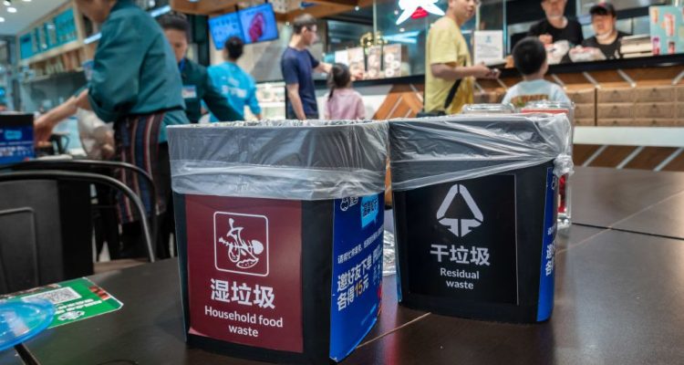 Reconocimiento de imágenes, mini aplicaciones, códigos QR: cómo China utiliza la tecnología para clasificar sus residuos
