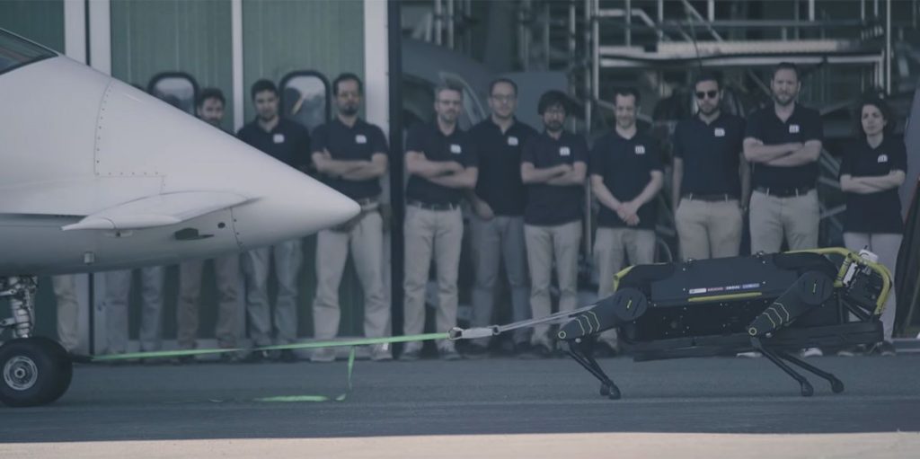 Solo un robot de cuatro patas que tira de un avión de tres toneladas