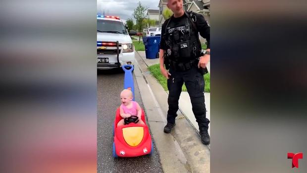 Policía “detiene” a conductora que se burla de él