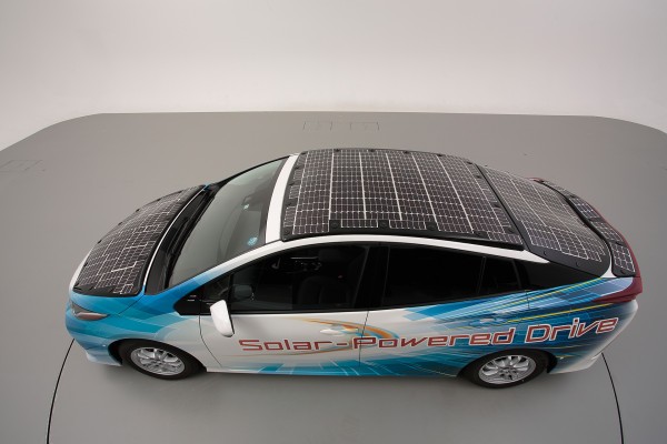 Toyota prueba el techo solar mejorado para autos eléctricos que se pueden cargar mientras se conduce