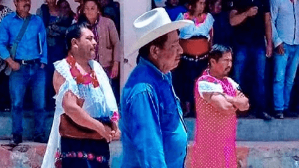 Visten de mujer al alcalde, por no cumplir promesas de campaña, molestia de ciudadanos