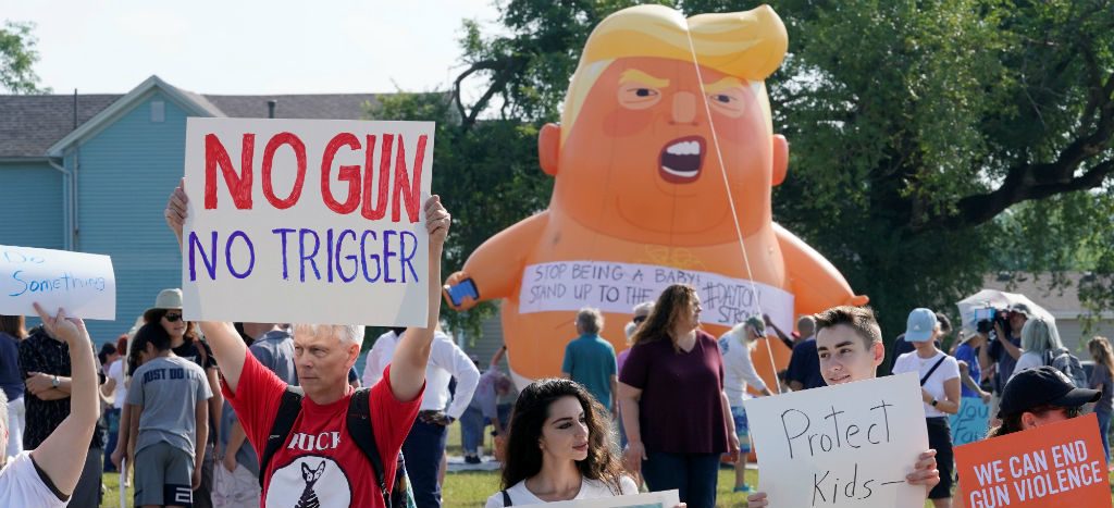 “Deja de ser un bebé. Haz frente a la NRA”, se lee en el ‘Baby Trump’ que protesta por la llegada del presidente a Ohio