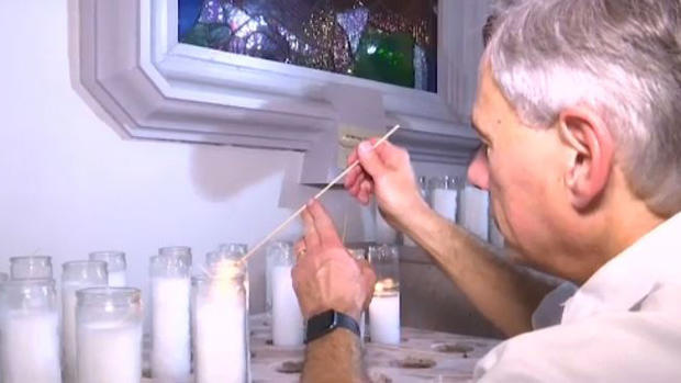 [TLMD - LV] Gobernador de Texas prende vela a la virgen tras masacre