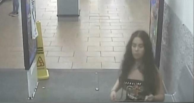 [TLMD - NATL] Policía: mujer orina sobre las papas en Walmart y se va