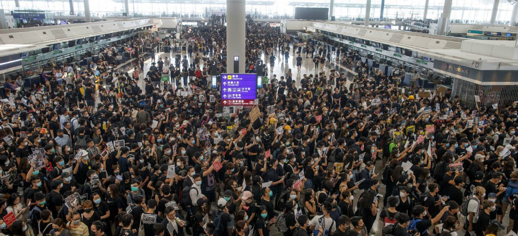 Masiva protesta obliga a cancelar todos los vuelos en el aeropuerto de Hong Kong