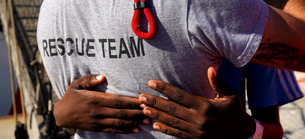 Barco humanitario Open Arms pide asilo para 31 menores