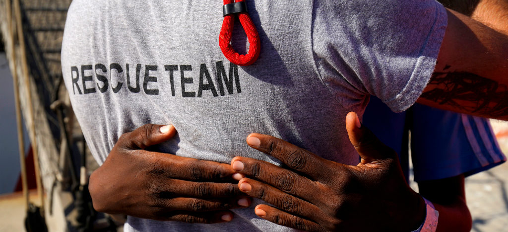 Barco humanitario Open Arms pide asilo para 31 menores