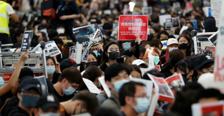 Manifestantes vuelven a bloquear el aeropuerto internacional de Hong Kong