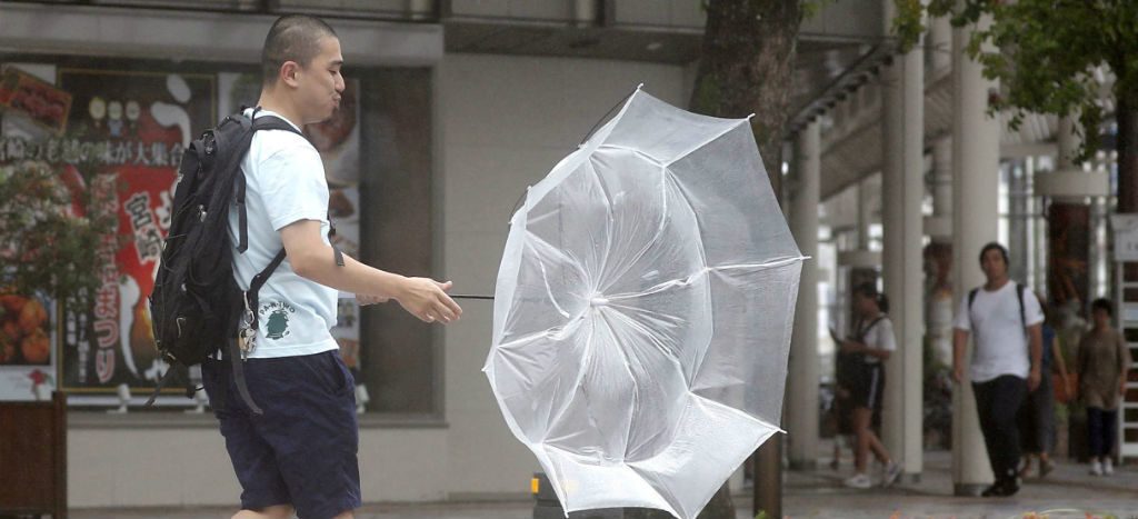 Tifón Krosa toca tierra en el oeste de Japón