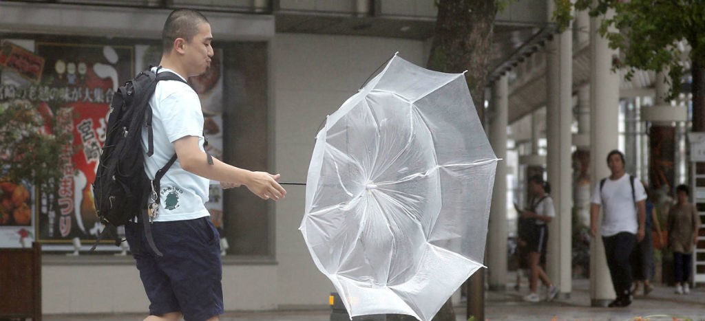 Tifón Krosa toca tierra en el oeste de Japón