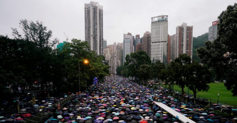 Cintos de miles de manifestantes regresan a las calles de Hong Kong