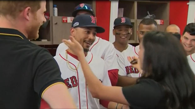 [TLMD - NATL] Meghan vuelve a romper el protocolo tras cariñoso gesto con beisbolista