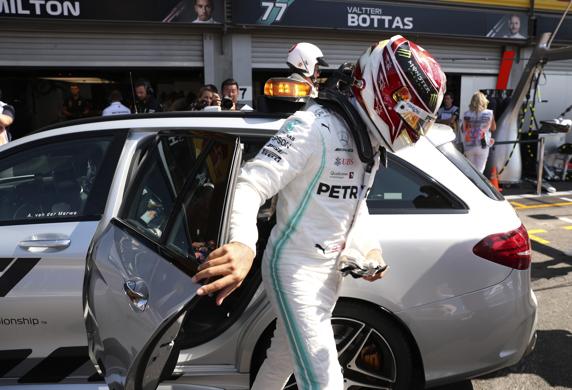 Hamilton, llegando al pit lane tras su accidente