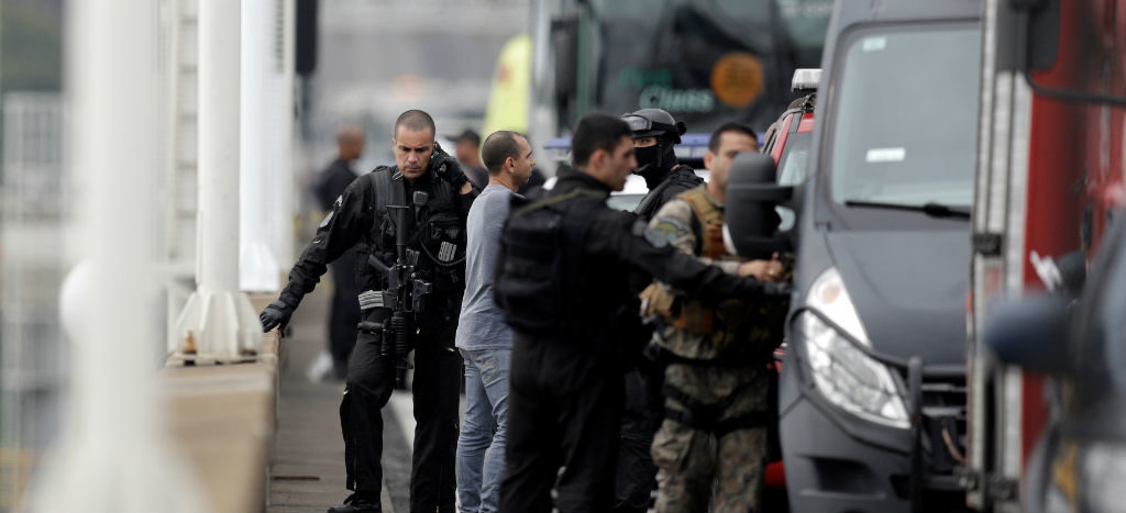 Abaten al hombre que tomó rehenes en un autobús de pasajeros en Río de Janeiro | Video