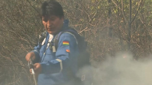 Presidente de Bolivia se une a los bomberos para controlar incendios