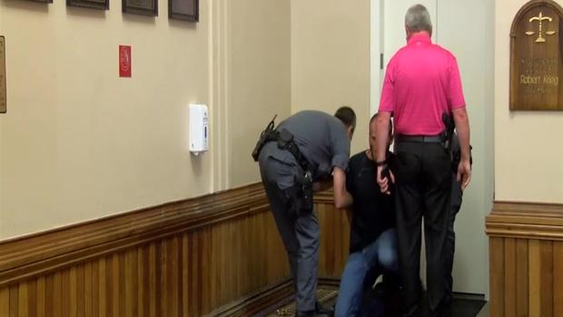 [TLMD - NATL] En video: lanza puñetazo a asesino de su sobrino  en Indiana