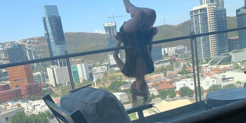 Cae de terraza joven estudiante, practicaba yoga, hizo movimiento en falso y cayó a 25 metros