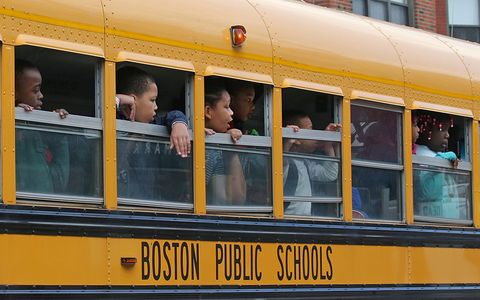 Boston Public School Bus Of Kids pasando escenas de tiro después
