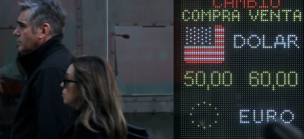 Derrota de Macri dispara al dólar y tira bolsa de valores argentina