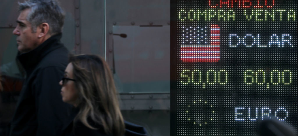 Derrota de Macri dispara al dólar y tira bolsa de valores argentina