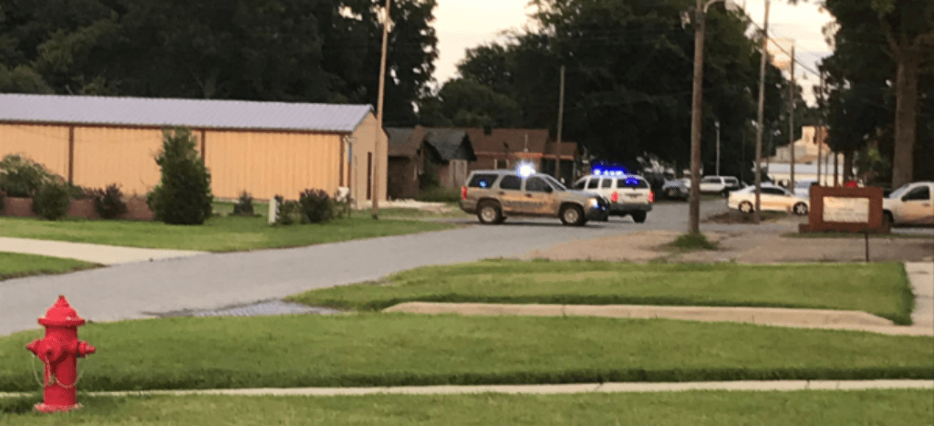 En EU, hombre armado mata a dos personas y se atrinchera en una casa con rehén